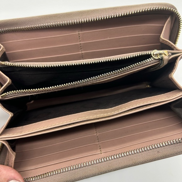 Gucci long zippy wallet rose in color. Comes with box and paperwork - Picture 5 of 11